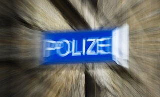 Ein 20-jähriger Mann wurde im Vorraum der Volksbank-Filiale an der Allee in Hövelhof am späten Dienstagabend überfallen und beraubt. - picture alliance / ZB