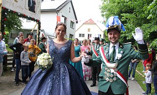 Helmern feiert das Königspaar Leroy Glinz und Constanze Geiser. - Burkhard Battran
