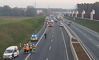 Feuerwehreinsatz: Eine Falschfahrerin verursachte vor wenigen Tagen zwischen Halle und Steinhagen einen schweren Unfall.