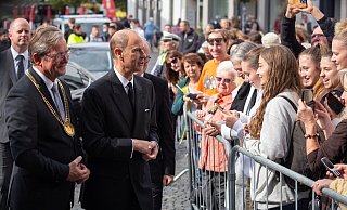 Prinz Edward - nach der Beerdigung von Queen Elizabeth noch ganz in Schwarz gekleidet - wird vor dem Paderborner Ratshaus von Bürgermeister Michael Dreier begrüßt. - Niklas Tüns