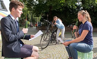 Henning Olfermann wird als Bürgermeister Tim Kähler von Julie Mettenbrink interviewt. Maria Baumann filmt das Ganze für die Instagram-Seite von Fridays for Future Herford. - Ralf Bittner