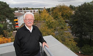 Von seinem Dachgarten im Obergeschoss des Atriums genießt Herbert Klingel einen herrlichen Blick über den Grünanger und die Breslauer Straße. - Klaus Frensing