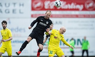 Nicht durchgekommen: Patrick Kurzen (dunkles Trikot) hatte im Spiel bei Alemannia Aachen die beste Chance des SV Rödinghausen in der zweiten Halbzeit. - Noah Wedel
