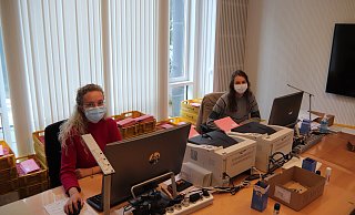 Im Briefwahllokal sind die beiden Verwaltungsangestellten Inaja Finke (l.) und Lea Puschhaschow im Einsatz. Sie geben unter anderem die Wahlunterlagen aus. - Heidi Froreich