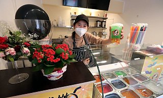 Dieu-Huyen Nguyen kennt sich aus mit unterschiedlichen Bubble-Tee-Variationen. Die Mitarbeiterin führt die Bar BobaQ an der Obernstraße. - Wolfgang Rudolf