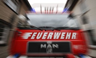 Mit sieben Einsatzfahrzeugen, darunter zwei Kommandowagen, ist die Bad Driburger Feuerwehr am Donnerstagnachmittag zu einem Mehrfamilienhaus in Bad Driburg ausgerückt. - David Schellenberg