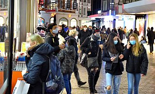 Die Lockdown-Ankündigung der Landesregierung hat schon am Freitagnachmittag für eine hohe Frequenz in der Bahnhofstraße gesorgt. - Barbara Franke