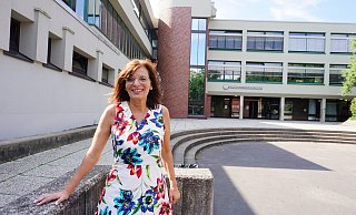 Bürgermeister-Kandidatin Anke Theisen vor dem Friedrichs-Gymnasium - Christina Römer