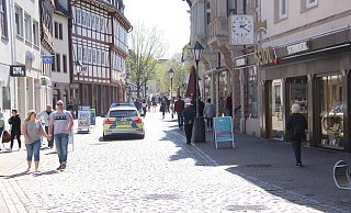 Die Polizei zeigt Präsenz in der Höxteraner Innenstadt und achtet darauf, dass die Besucher die Abstandsregeln einhalten. - Burkhard Battran