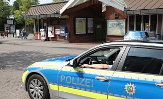 Die Polizei zeigt Präsenz: In dem Gebäude befindet sich die öffentliche Toilette, in der am Samstag ein 42-jähriger Löhner von einem Unbekannten niedergestochen. - Nicole Bliesener