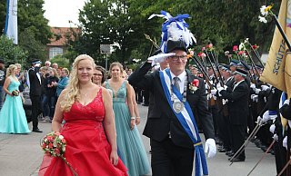 Blickfang in Rot: Das Königspaar Mark und Jeanette Köster paradiert an den Reihen der Schützen entlang. - Burkhard Battran