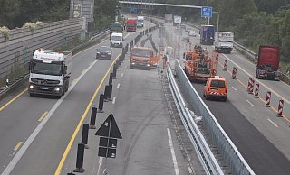 Letzte Bauarbeiten: Am westlichsten Ende der Nordumgehungsbaustelle werden auf der A 30 in Löhne die neuen an die alten Leitplanken angeschlossen. - Jörg Stuke
