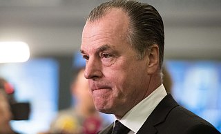 Auch nach der Entscheidung, die Ämter bei Schalke ruhen zu lassen, geht die Debatte um Tönnies weiter. - picture alliance / SvenSimon