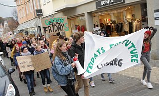 Joana Dierkes setzt sich mit dem Megafon in der Hand an die Spitze der „Fridays for Future“-Demo durch die Innenstadt. - Dieter Scholz