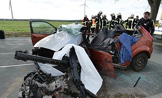 Drei Insassen waren in dem Kleinwagen auf der B 68 unterwegs, als es am vergangenen Samstag zu dem schweren Unfall kam. - Ralph Meyer