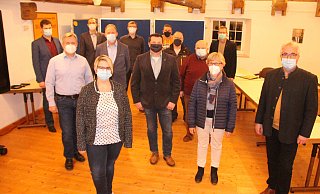 Bürgermeister Norbert Hofnagel. (r.) mit den neuen Ortsvorstehern. Sabine Kleinschmidt (32, vorn links) aus Engar ist die jüngste Ortsbürgermeisterin im Willebadessener Stadtgebiet. - Burkhard Battran