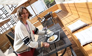 Madlen Hiller (Bioladen Brinkman Warburg) freut sich auf Gäste auf der Außenterrasse, die wieder geöffnet ist. - Simone Flörke