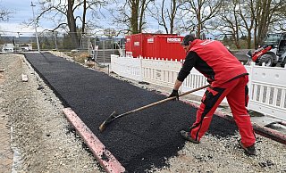 Hier entsteht gerade die neue, provisorische Rampe am Bahnhof. Sie wird alle strengen Auflagen erfüllen, die die Bahn stellt. - Thomas Kube