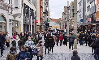 Bei den Lockerungen im März herrschte in der Bielefelder Innenstadt reger Andrang.  - Barbara Franke
