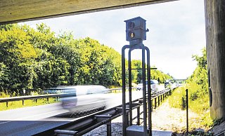 Der einzige Blitzer im Bünder Land: Die Radarkontrolle an der B239 - unter der Fiemerstraße - in Kirchlengern. - Niklas Krämer
