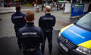 Maskenkontrolle in der Innenstadt: Viele halten sich an die Regeln, doch es gibt auch Verstöße zu ahnden. - Mike-Dennis Mueller / www.mdm.photo