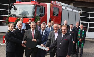 Schlüsselübergabe: Philipp Mantel (Bezirksregierung Detmold; v. l.), Kreisbrandmeister Rudolf Lüke, Landrat Friedhelm Spieker, Bundestagsabgeordneter Christian haase, Bürgereister Hubertus Grimm und Stadtbrandmeister Stefan Nostitz. - Torsten Wegener