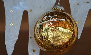 Kugeln weisen mit einem Schriftzug auf den Bürger-Weihnachtsbaum hin. - Waltraud Leskovsek