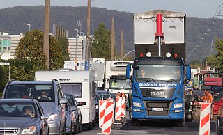 Neuer Asphalt: Die Landesbehörde Straßen NRW spendiert der Mindener Straße an den schlimmsten Stellen neuen Asphalt. - Ulf Hanke