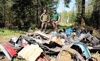 Jagdpächter Mathias Flore (l.) und Revierleiter Christian Schopnie sind entsetzt über die Dreistigkeit und kriminelle Energie dieser illegalen Müllentsorgung. - Burkhard Battran
