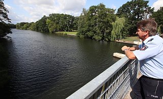 Auf der Suche nach einem vermissten 73-jährigen Mann aus Löhne lässt die Polizei das Sielwehr in Bad Oeynhausen absenken. Hauptkommissar Armin Sieker beobachtet den Werrepegel. - Jörg Stuke