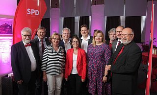 Feierten den 100. Geburtstag der SPD-Obernbeck: Wolfgang Böhm (v.l.), Egon Schewe, Angela Lück, Jürgen Müller, Nadja Lüders, Stefan Schwartze, Johanna Kiel, Harald Meves, Bernd Poggemöller, Rolf Bürgers - Bernhard Margenberg