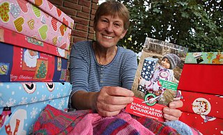 Annegret Nienhaus-Bergmann engagiert sich seit zwanzig Jahren dafür, dass auch Kinder in Not ein Weihnachtsgeschenk auspacken können. - Anne Neul