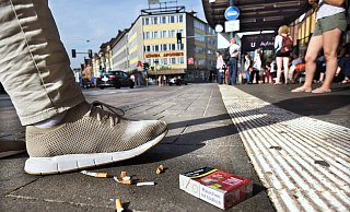 Das Wegwerfen von Zigaretten-Kippen auf den Bürgersteig steht eigentlich unter Strafe. - BARBARA FRANKE