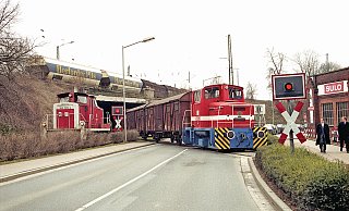 Werksverkehr: Sulo-Lokführer rangierten mit einer werkseigenen Lok leere und mit Emballagen beladene Waggons zwischen Werks- und Bahngelände. - Heino Uekermann