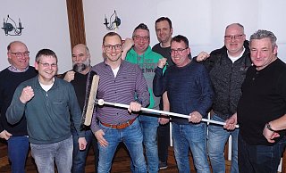 „Wenn es am Rosenmontag nicht klappen sollte, fressen wir einen Besen mit Stiel“, versprach das Wagenbauerressort mit (v. l.) Bernhard Schröder, Dirk Fröhling, Frank Fröhling, Thomas Filter, Stefan Schlick, Frank Filter, Elmar Lohre, Frank Bertram und Michael Nestler. - Josef Köhne