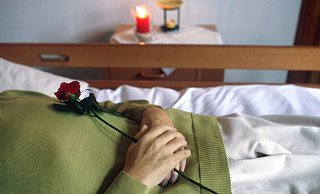 45 Prozent der Menschen, die in Bielefeld im Zusammenhang mit einer Covid-19-Infektion gestorben sind, waren zwischen 80 und 89 Jahren alt. Viele davon waren zuvor stationär untergebracht. - epd
