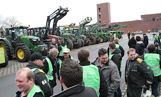 Die Teilnehmer der Veranstaltung trafen sich zunächst auf dem Gütersloher Marktplatz, von dort aus ging es in die Innenstadt und später nach Rheda-Wiedenbrück. - Christian Geisler