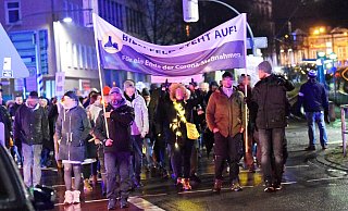 Die Demonstration zieht durch die City - es handelte sich offenbar unter anderem um Impfgegner. - Barbara Franke