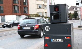 Blitzer Bernhard, der Laserblitzer der Stadt, kann den Verkehr in beide Fahrtrichtungen messen. - Jens Reichenbach