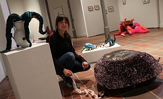 Julia Arztmann hält ihren Discokrebs an der Leine. Um sie herum wind weitere Textilarbeiten - wie die Nachttischkrabbe hinten rechts. - Holger Kosbab