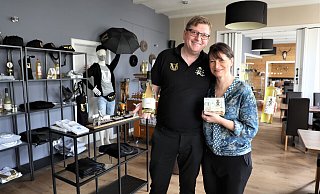 Markus Menne mit Lebensgefährtin Petra Kornelius im Virenputzer-Shop, wo es das Getränk und Accessoires dazu gibt. - Simone Flörke