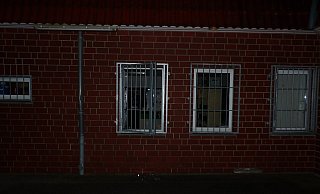 Die Täter drangen durch ein Fenster an der Rückseite des Gebäudes ein. - Polizei Minden-Lübbecke