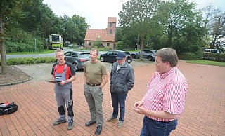 Während der Rundreise durch Stemwede machte Bürgermeister Kai Abruszat auch in Niedermehnen Station. Hier kritisierten Landwirte wie Hendrik Lahrmann und Christian Wehdebrock die auch vom Rat beschlossenen geplanten Aufpflasterungen vro der Kita. - Joern Spreen-Ledebur
