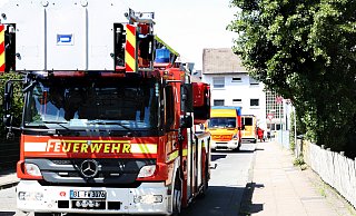 Feuerwehreinsatz mit zahlreichen Fahrzeugen. Die Straße musste während der Löscharbeiten voll gesperrt werden. - Jens Reichenbach