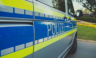 Die Polizei fahndet nach einer Gruppe junger Männer sowie einer jungen Frau. - Symbolbild: Pexels