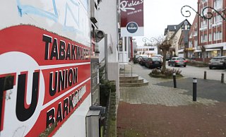 Ein 24-jähriger Mann ist dabei beobachtet worden, wie er mit einer Handsäge versucht hat, diesen Zigarettenautomaten an der Lübbecker Straße zu öffnen. - Ulf Hanke