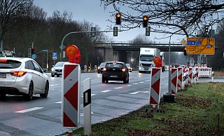 Ab Montag gelten die Schilder und Baken, die seit Ende Januar darauf hinweisen, dass die B64 Richtung Lippstadt gesperrt ist. - Andreas Frücht