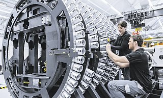 Spitzentechnologie wie die von DMG Mori (Gildemeister) – hier eine Universal-Fräsmaschine, die in Pfronten montiert wird – prägt den Ruf Bielefelds als Wirtschaftsstandort. Die Parteien sagen im Wahlcheck, worauf sich Unternehmen und Arbeitnehmer einstellen müssen, wenn es nach ihnen geht. - DMG MORI