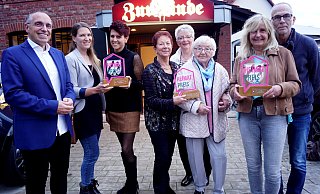 Bürgermeister Siegfried Lux (v.l.) freut sich mit den Preisträgerinnen Miriam Patzelt, Sandra Niermann (Kinderchor „Notenkaoten“), Ursula Bollmann, Ruth Maschmann, Lydia Zoche (SV Rödinghausen Damenturnabteilung) sowie Ute Hoffmann mit Ehemann Frank Böckstiegel (Baudenkmal „Alte Post“ in Bruchmühlen). - Gemeinde Rödinghausen
