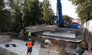Die neue Brücke über die Pader wird verlegt, sie entsteht aus insgesamt acht Betonelementen. - Holger Kosbab